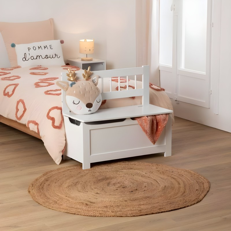 Baúl infantil blanco con estante superior y cajón inferior en dormitorio con cama y decoración infantil