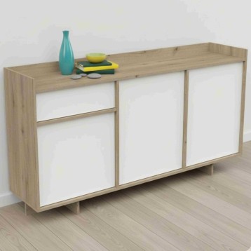 Aparador de madera natural y puertas blancas con superficie superior decorada con jarrón y accesorios