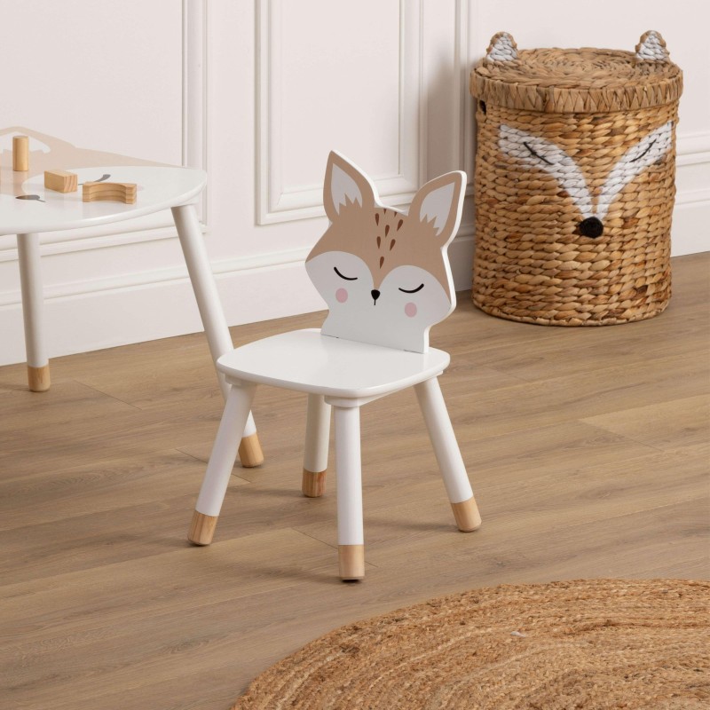 Silla infantil blanca con respaldo en forma de cabeza de ciervo y patas de madera natural