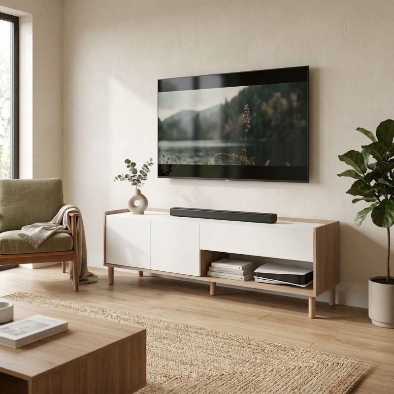 Mueble TV con puertas blancas y estructura madera clara en salón moderno con plantas y sillón beige