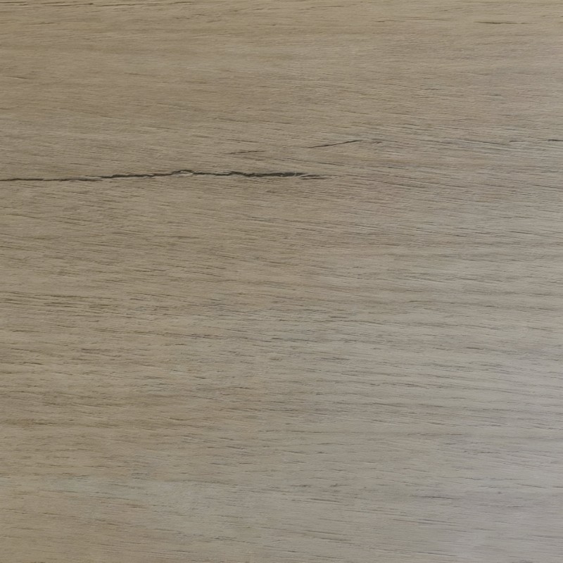 Detalle de tablero de madera clara con veta natural y acabado mate