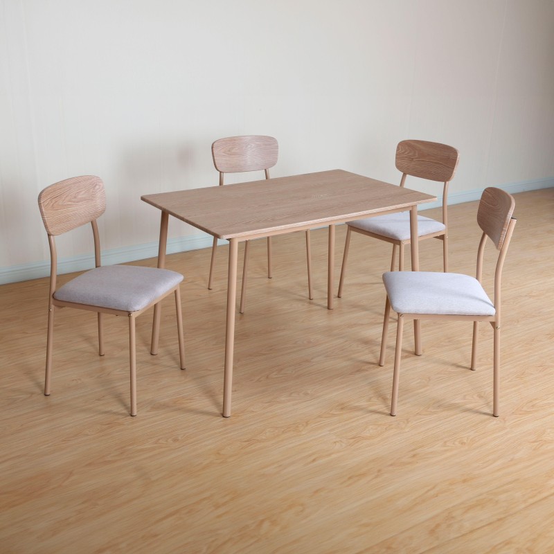 Conjunto de comedor con mesa rectangular en madera clara y cuatro sillas con respaldo curvado y asiento tapizado en gris