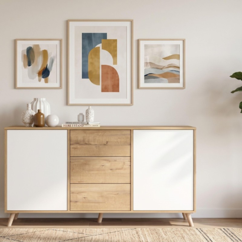 Aparador de madera clara con puertas blancas y cajones centrales en ambiente de sala decorado con cuadros abstractos