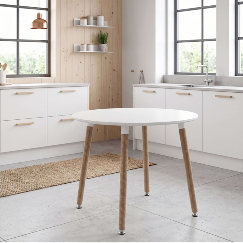 Mesa redonda blanca con patas de madera natural en cocina moderna