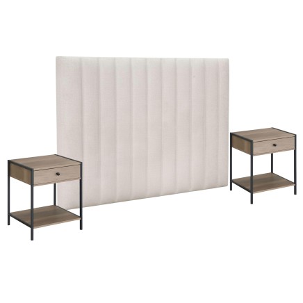 Cabecero tapizado beige con costuras verticales y dos mesitas de noche madera natural con estructura metálica negra