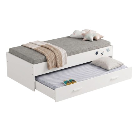 Cama infantil blanca con cajón deslizante y colchón gris decorada con almohadas y mantas beige