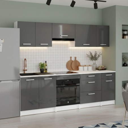 Cocina lineal gris antracita y blanca con encimera negra y azulejos blancos en ambiente moderno