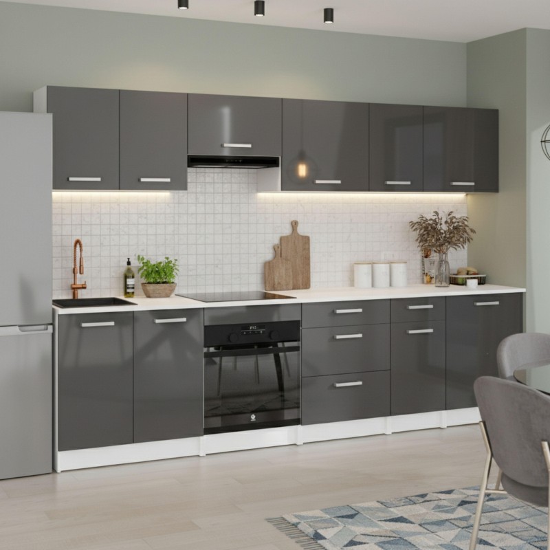 Cocina lineal gris antracita con frentes brillantes y encimera blanca en ambiente de salón moderno