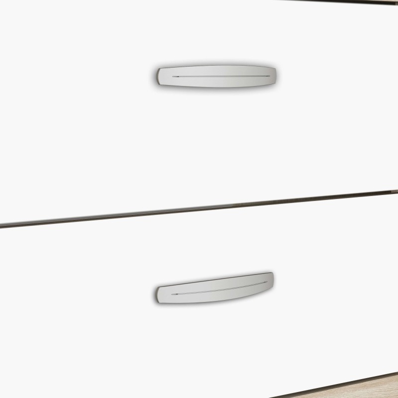 Detalle de tiradores alargados plateados en mueble blanco con perfiles metálicos negros