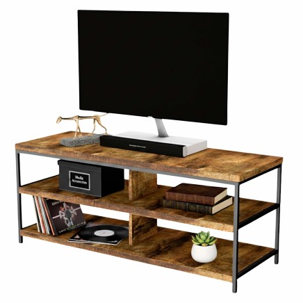 Mueble TV de madera clara y estructura metálica negra con tres estantes y decoración de pantalla plana