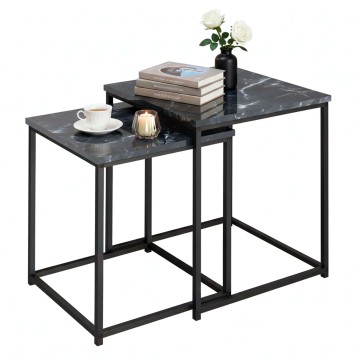 Mesa auxiliar nido de mármol negro con estructura metálica negra y tableros efecto mármol decorados con libros y accesorios