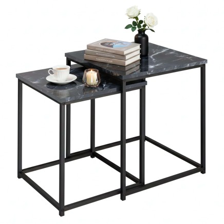 Mesa auxiliar nido de mármol negro con estructura metálica negra y tableros efecto mármol decorados con libros y accesorios