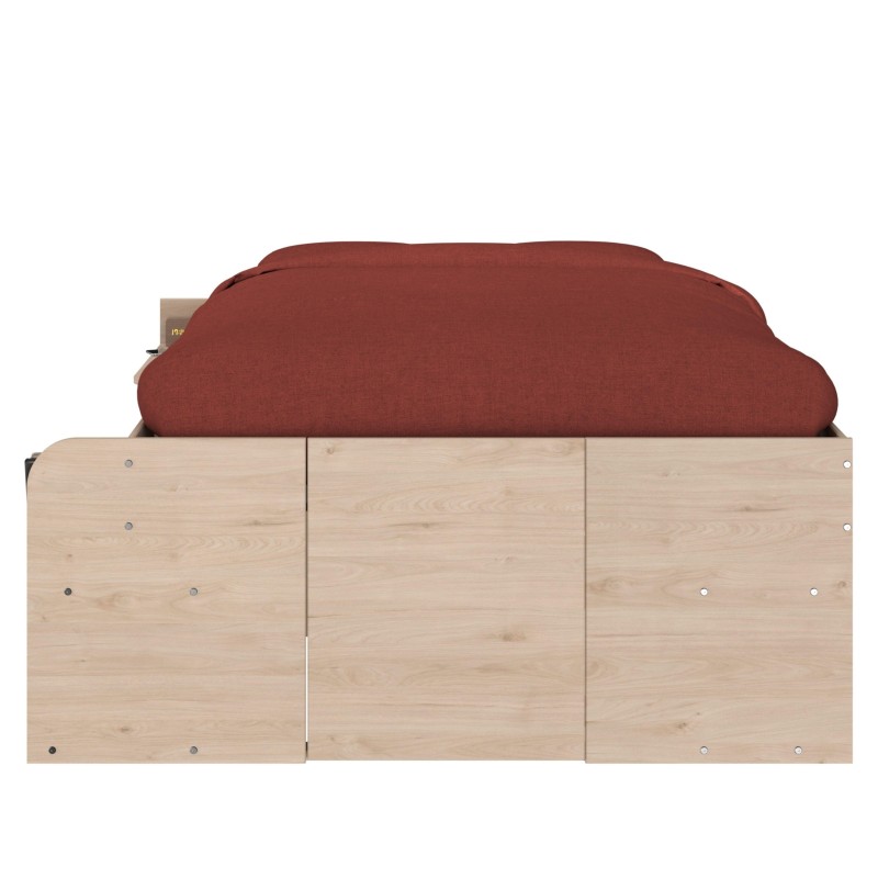 Cama de madera clara con cabecero redondeado tapizado en tela terracota y almohada a juego