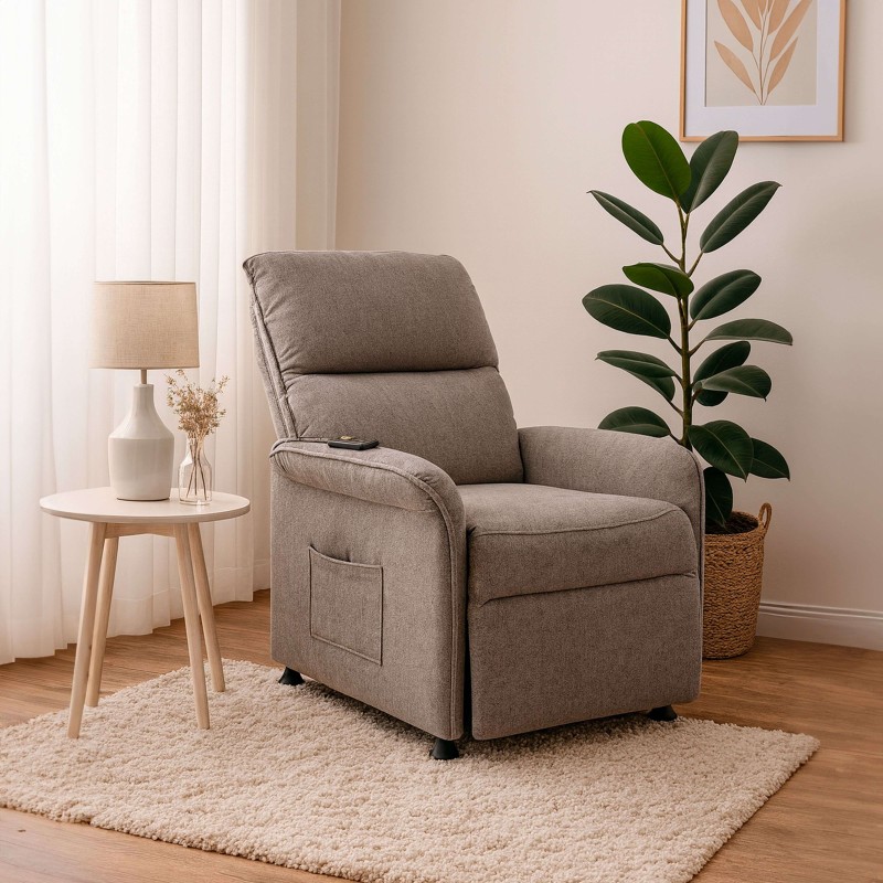 Sillón reclinable tapizado en gris claro con reposabrazos y bolsillo lateral en salón decorado