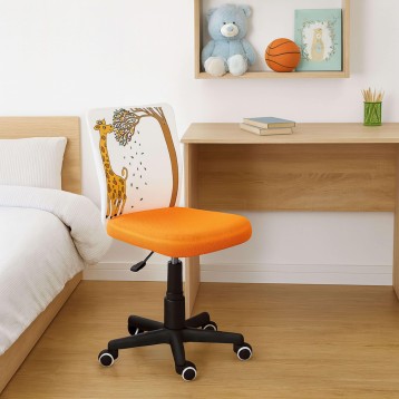 Silla de escritorio infantil con asiento naranja y respaldo blanco estampado con jirafa en ambiente de dormitorio