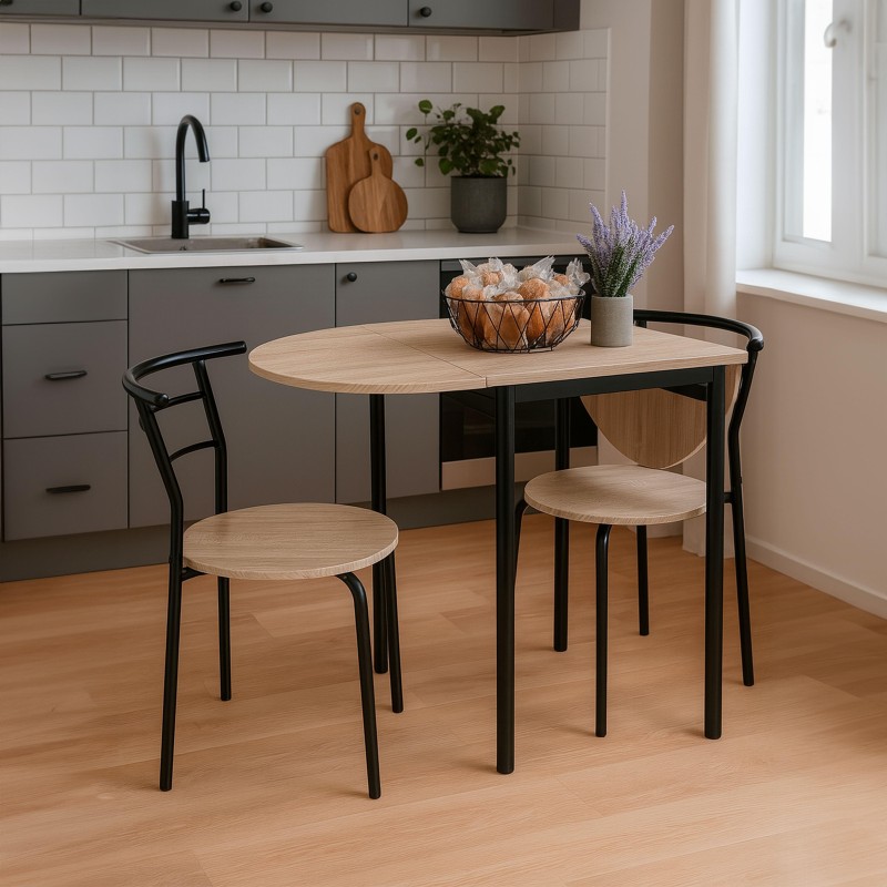 Conjunto de comedor con mesa ovalada de madera clara y patas negras y dos sillas de respaldo curvo en ambiente de cocina moderna