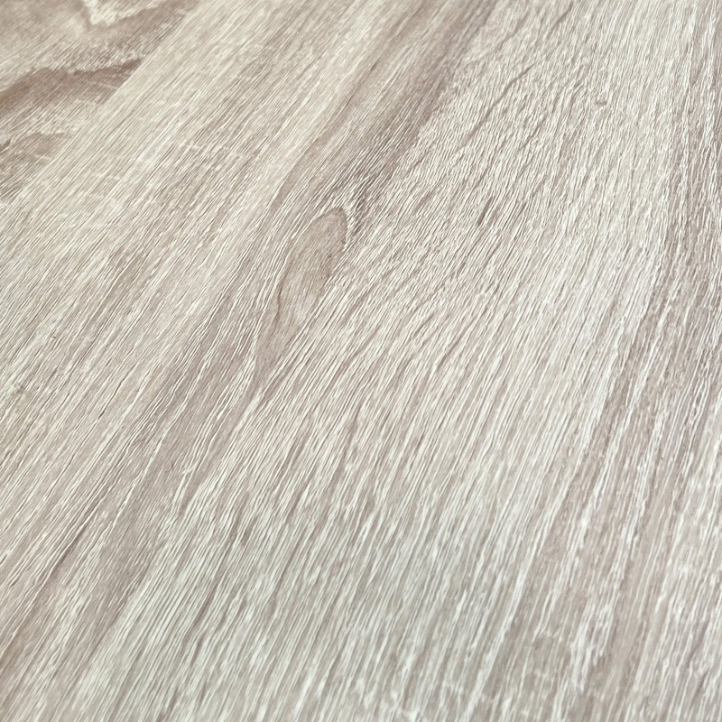 Detalle de tapizado en tejido gris claro con textura lineal y vetas naturales