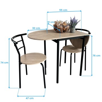 Conjunto de comedor con mesa redonda en madera clara y estructura negra y dos sillas con asiento de madera y respaldo curvo negr