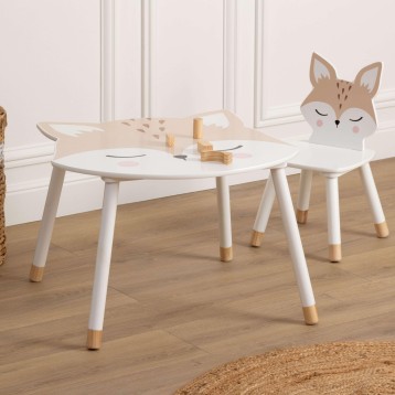 Conjunto infantil de mesa redonda blanca y sillas con patas de madera natural en ambiente de habitación decorado con motivos de 
