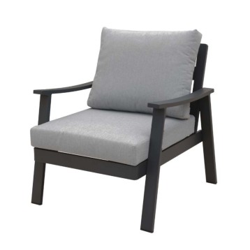 Sillón de madera negra con cojines tapizados en gris claro y respaldo acolchado