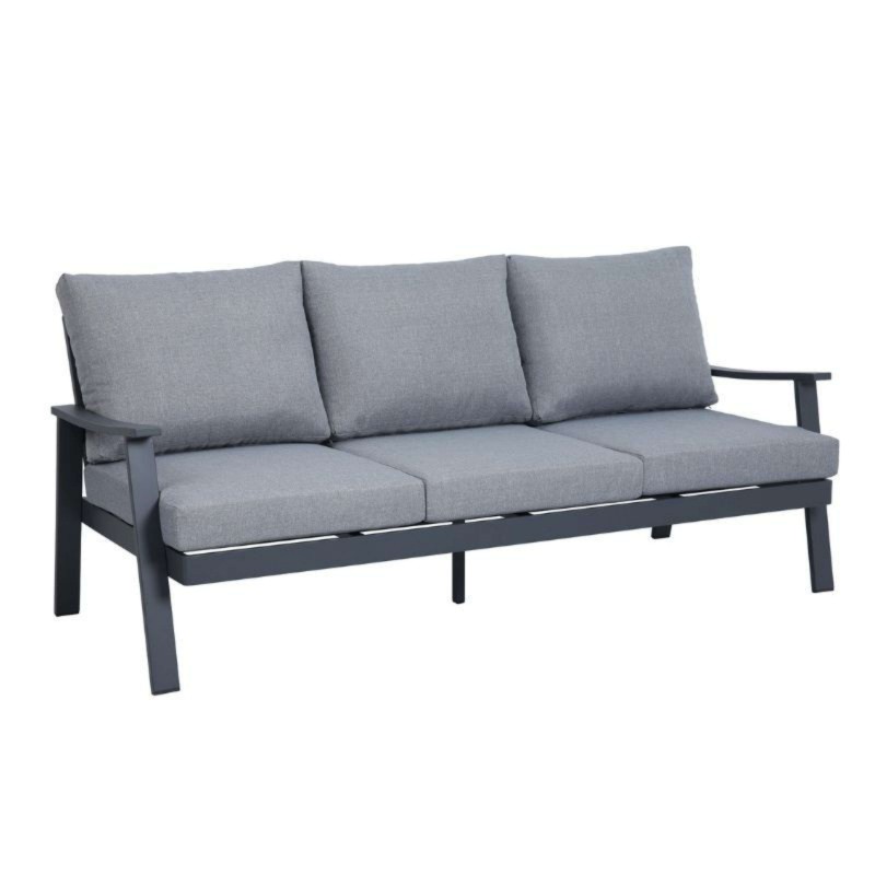 Sofá de exterior de tres plazas con estructura de aluminio negro y cojines tapizados en gris claro