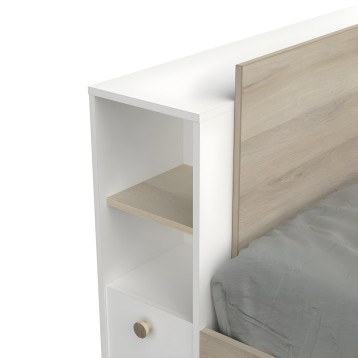 Cabecero blanco con estantes abiertos y cajón inferior integrado en cabecero de cama con estructura en madera clara