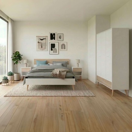 Dormitorio moderno con cama de madera natural y base blanca y armario blanco de puertas correderas