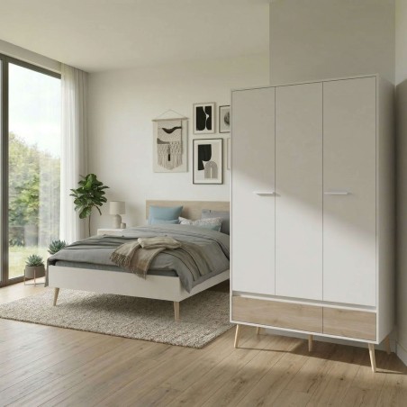 Armario de tres puertas blanco y madera con patas de madera en dormitorio junto a cama