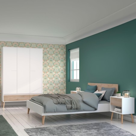 Dormitorio moderno con cama blanca y madera y armario de tres puertas blancas en ambiente con paredes verdes y papel pintado flo