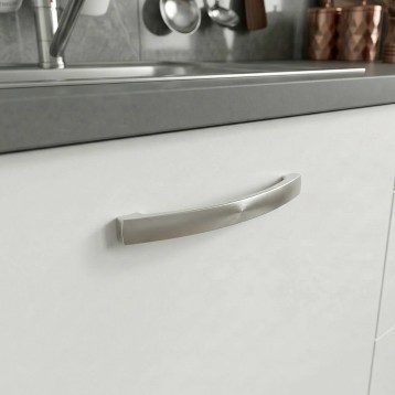 Mueble de cocina blanco con tirador curvo plateado y encimera gris oscuro en detalle