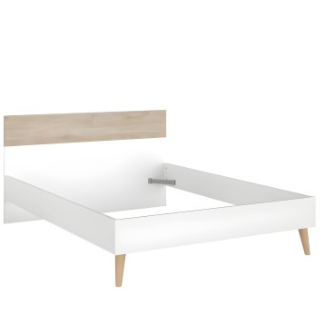 Cama matrimonial blanca con cabecero en madera clara y patas de madera natural estilo nórdico