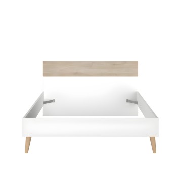 Cama blanca con cabecero de madera natural y patas de madera clara vista frontal