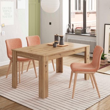 Comedor con mesa de madera clara y sillas tapizadas en tela naranja en ambiente luminoso junto a ventana