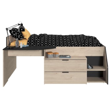 Cama alta de madera clara con escritorio integrado y almacenamiento en cajones y estantes negros. Colchón con patrón geométrico 