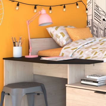 Escritorio de madera clara con tablero negro integrado a cama y mesita de noche en habitación infantil naranja
