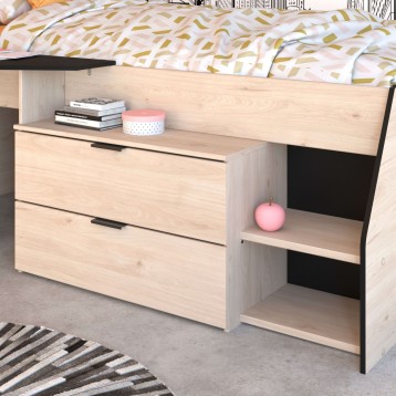 Base de cama con cajones y estantes en madera clara y negro con detalles funcionales bajo colchón