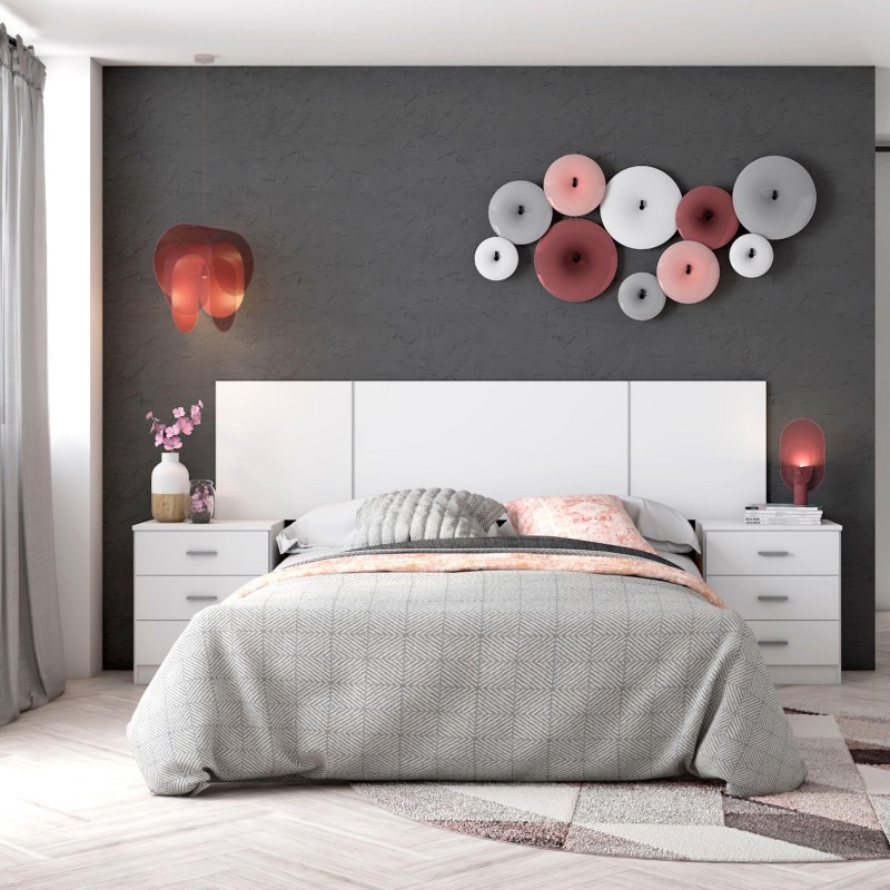 Cama con cabecero tapizado blanco y mesitas de noche en dormitorio moderno con pared gris oscuro