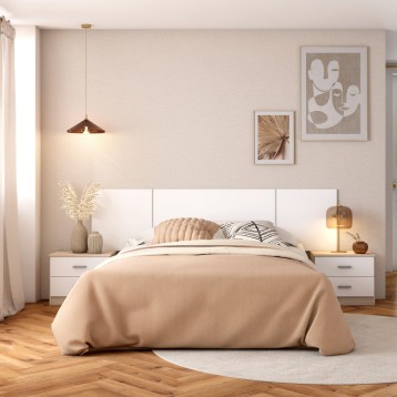 Cama matrimonial con cabecero tapizado blanco y almohadas decorativas en ambiente de dormitorio moderno