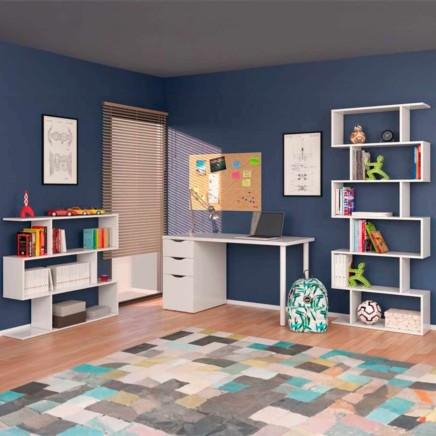 Ambiente de habitación infantil y juvenil con escritorio blanco y estanterías modulares blancas sobre pared azul marino