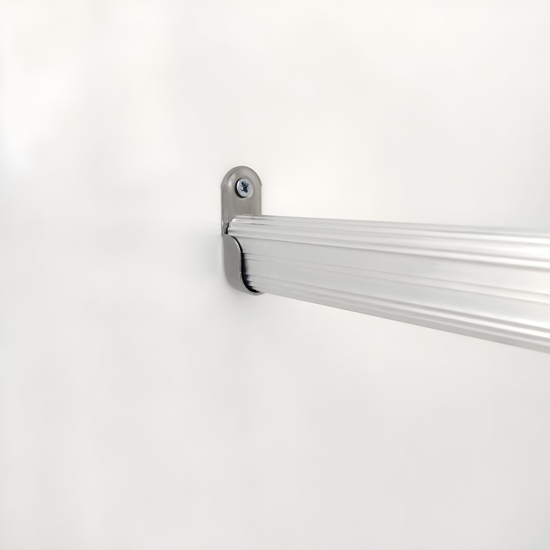 Barra de cortina aluminio color plata con soporte gris montado en pared blanca