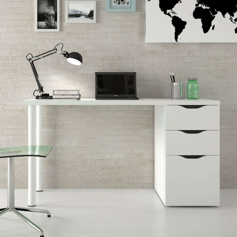 Escritorio blanco con tres cajones y superficie amplia en ambiente de oficina moderna con lámpara articulada negra