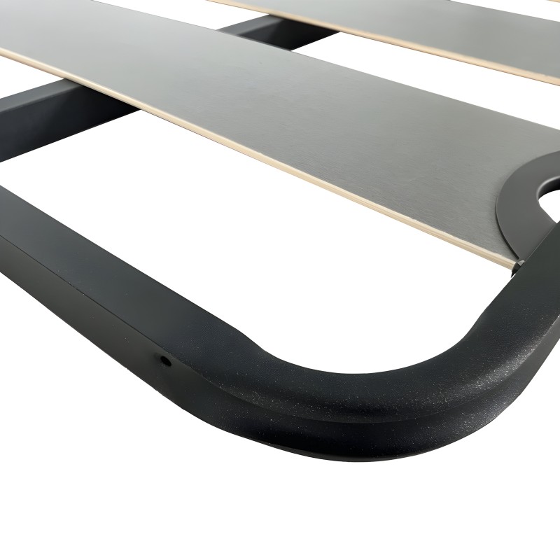 Estructura de cama con tablero gris y marco negro con bordes redondeados detalle inferior