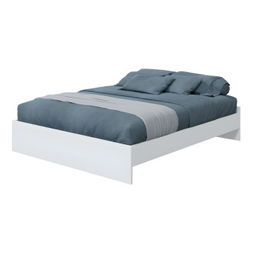 Cama doble con estructura blanca y ropa de cama gris azulado con almohadas