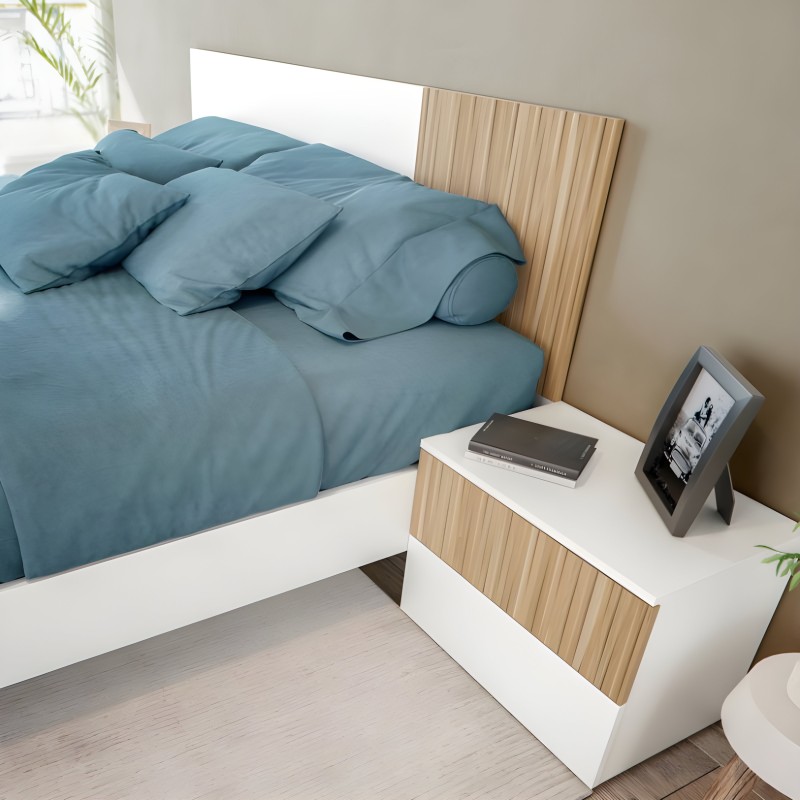 Cama con cabecero blanco y madera natural y ropa de cama azul en ambiente de dormitorio moderno