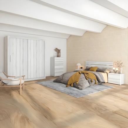 Dormitorio moderno con cama de madera blanca y cabecero integrado rodeada de mesitas y cómoda blanca en ambiente luminoso