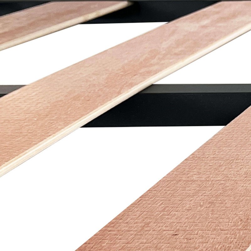 Detalle de estructura de cama con listones de madera natural y bandas elásticas negras