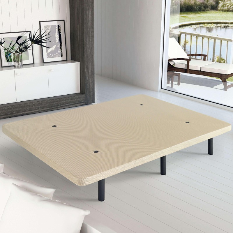 Base tapizada beige con patas metálicas negras en dormitorio moderno con vistas al jardín