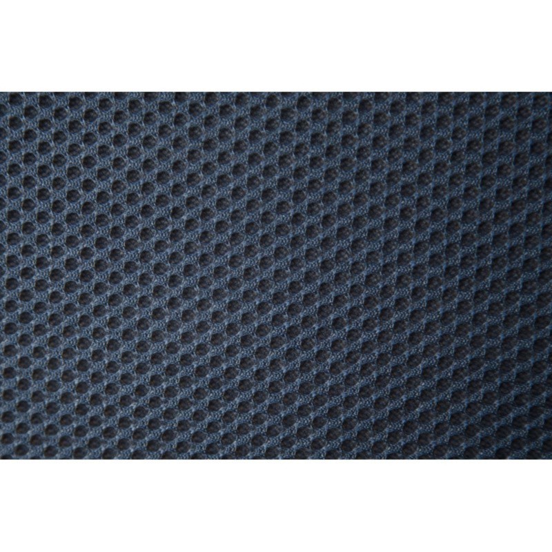 Detalle de tela tapizada azul oscuro con textura de punto acolchado y patrón geométrico