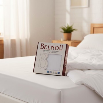 Protector de colchón Belnou blanco impermeable y transpirable sobre cama en dormitorio