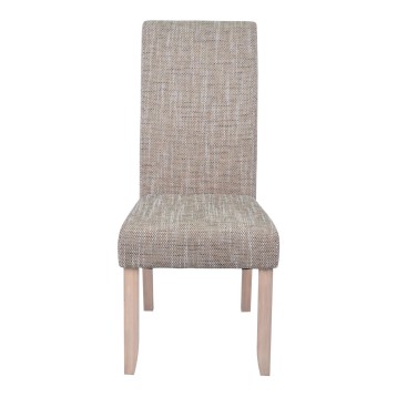 Silla tapizada en tela gris claro con respaldo alto y patas de madera natural